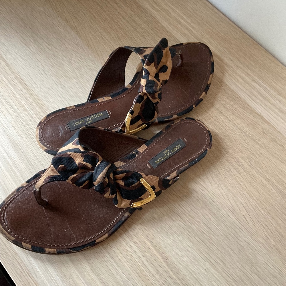 Louis Vuitton Léopard Print Savanna Flat Sandals size 35.5